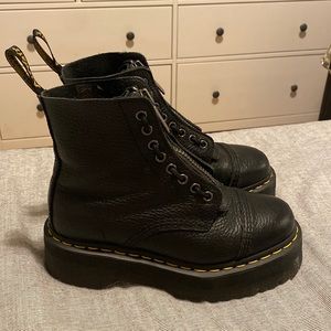 Doc Marten SINCLAIR MILLED NAPPA LEATHER PLATFORM BOOTS